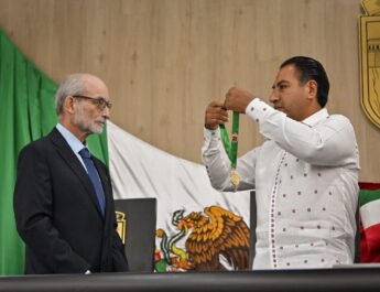 Gobernador Eduardo Ramírez Aguilar impone Medalla “Miguel Álvarez del Toro” al biólogo Carlos Guichard Romero